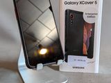 une photo d'un téléphone portable posé sur un support