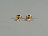 une paire de boucles d'oreilles en or et diamants