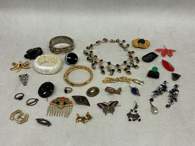 Lot de bijoux fantaisies : broches, bracelets, collier et divers