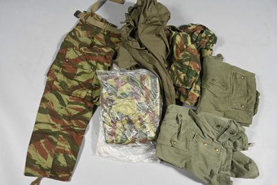 un lot de vêtements posés sur une table