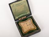 une petite boîte contenant une horloge