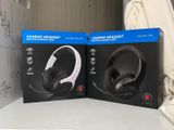 deux boîtes de casques de jeu posées l'une à côté de l'autre sur une table