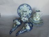 trois pièces de porcelaine bleue et blanche posées sur une table