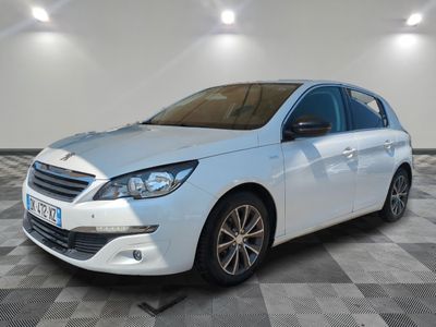 la voiture blanche est garée sur le sol à carreaux d'une pièce