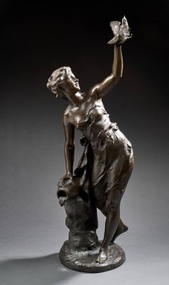 une image d'une statue en bronze représentant une femme tenant un oiseau
