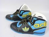 une paire de chaussures noires et bleues ornées de logos jaunes et bleus