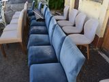 a lot of chairs that are lined up on the side of a building