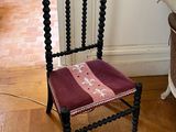 une chaise qui se trouve au milieu d'une pièce