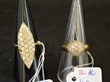 deux bagues en or et une bague en diamant posées sur un fond noir
