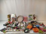 une table sur laquelle se trouvent de nombreux objets