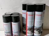trois bombes de peinture posées les unes à côté des autres sur un plan de travail