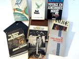 plusieurs livres empilés les uns sur les autres sur une table