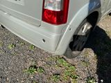 une voiture garée sur le côté de la route