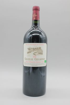 une bouteille de vin rouge posée sur une table blanche
