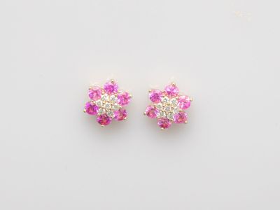 une paire de boucles d'oreilles à clous en saphir rose et diamants