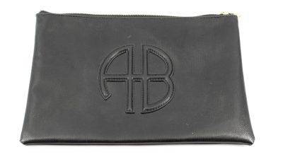une pochette en cuir noir ornée d'un logo monogramme sur le devant