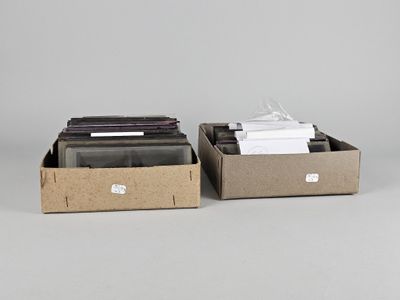 deux cartons contenant divers objets, posés sur une table