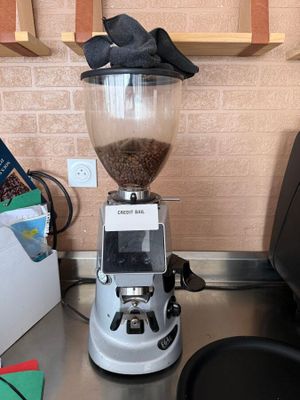 un mixeur posé sur le plan de travail de la cuisine, à côté d'une tasse de café