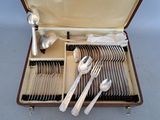 un coffret contenant de l'argenterie sur une table