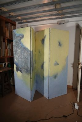 un paravent placé au milieu d'une pièce, orné d'une peinture