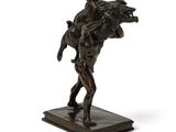 statue en bronze représentant un homme portant un enfant sur le dos