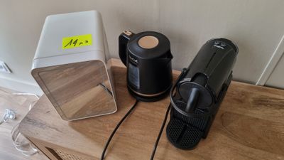 Lot composé d'un mini-réfrigérateur, une bouilloire TEFAL et… - Photo 1