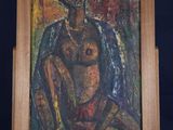 une peinture à l'huile représentant un homme assis sur un chevalet en bois