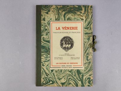 un vieux livre à la couverture verte et blanche posé sur une surface blanche