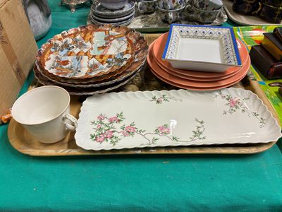 de nombreuses assiettes et bols posés sur une table recouverte d'une nappe bleue