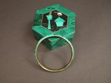 une bague verte sur laquelle figurent les portraits d'un homme et d'une femme