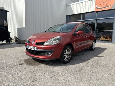 la voiture rouge est garée devant un bâtiment