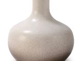 un vase blanc posé sur une surface blanche