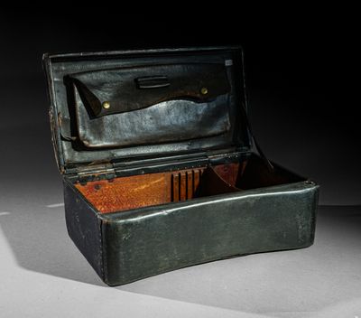 une boîte noire contenant un couteau, posée sur une table