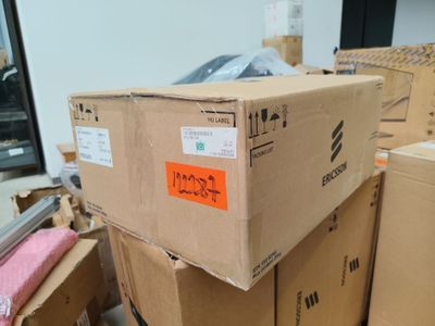 de nombreuses boîtes empilées dans une pièce