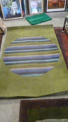 un tapis sur lequel figure un cercle, au milieu d'une pièce