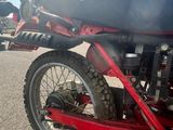 une moto rouge garée sur le bord de la route