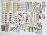 beaucoup de timbres et d'autocollants sur une surface blanche