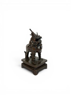 statue en bronze représentant un samouraï avec un sabre, posée sur un socle