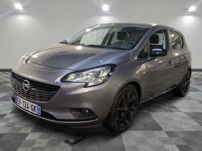 L'Opel grise est garée dans une pièce au sol carrelé en damier.