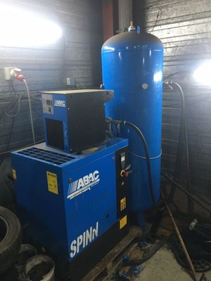 une machine bleue qui se trouve dans un garage