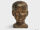 un gros plan sur la tête d'un homme sculptée, sur fond blanc