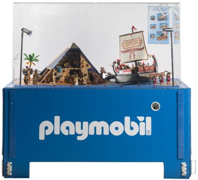 une vitrine Playmobil contenant un bateau et des figurines