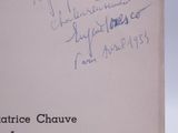 un exemplaire dédicacé d'un livre comportant les autographes d'un homme et d'une femme