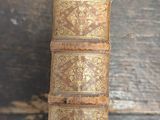 une pile de vieux livres posée sur une table
