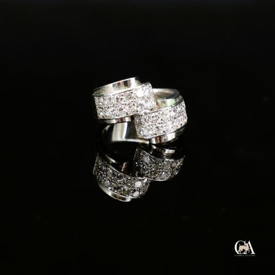 une image d'une bague en diamant sur une surface noire