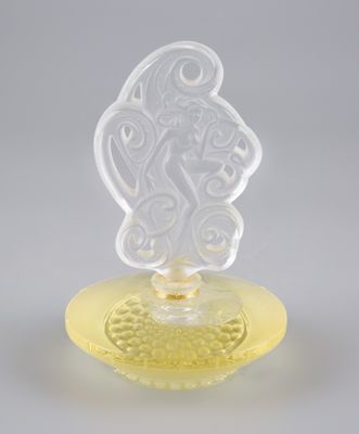un bougeoir en verre jaune orné d'un motif dépoli