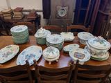 beaucoup d'assiettes et de bols sur la table