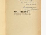 un livre ouvert sur lequel figure un titre écrit à la main