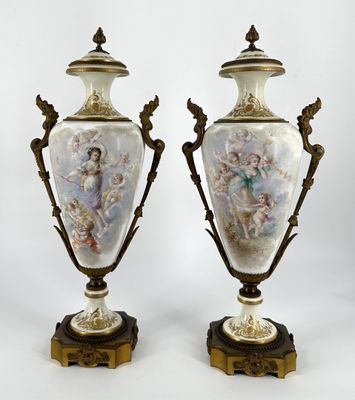 paire de vases anciens en porcelaine posés sur des socles, sur fond blanc