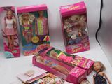 Plusieurs poupées Barbie sont posées sur une surface blanche, à côté d'une boîte remplie de livres